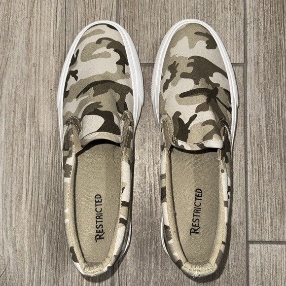 Restricted Vola Canvas Camo Platform Slip-On Sneaker Size 8.5 - Picture 4 of 12
